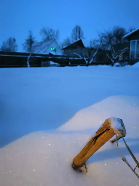 Снежная морозная холодная зима на фоне русской деревни. Хаус. деревянный забор . — стоковое фото