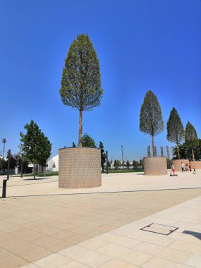 City Park mavi gökyüzü, fayans, ışıklar, ağaçlar arka plan. Parça modern sokak ışıkları ile aydınlatılmış.