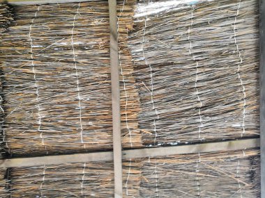 Kahverengi sazdan çatı plaj arka plan. Doğal dekoratif arka plan.