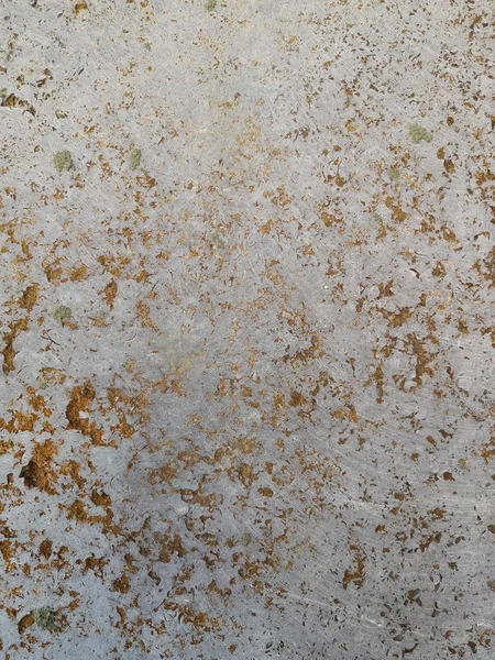 Abstract goudkleur geschilderd op grunge ruwe oppervlak van stucwerk betonnen muur. Golden textuur achtergrond en behang — Stockfoto