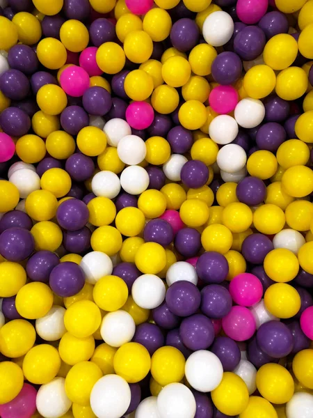 Цветные пластиковые шарики в бассейне игровой комнаты. Бассейн для развлечения и прыжки в цветных пластиковых шариках — стоковое фото