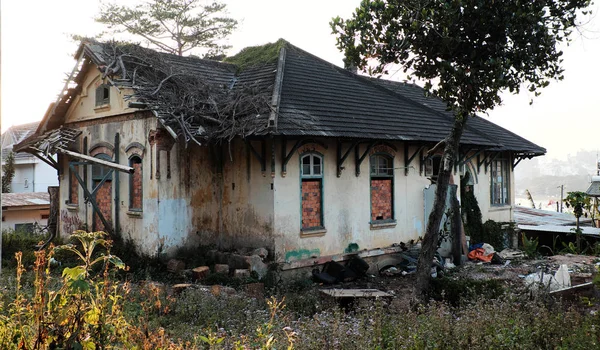 Dalat Viet Nam Feb 2018 Damaged Ancient Villa Grass Garden — Stock Photo, Image