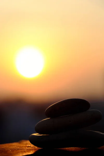 在太阳背景下 三块石头平衡使抽象艺术 — 图库照片