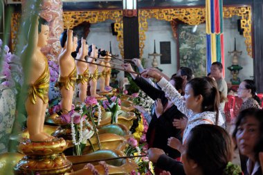 Ho Chi Minh City, Vietnam - 29 Mayıs 2018: Grup Vietnam Budistler banyo Doğum günü kutlaması pagoda, Vietnam, Buda heykeli