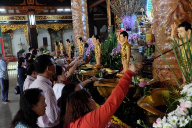 Ho Chi Minh City, Vietnam - 29 Mayıs 2018: Grup Vietnam Budistler banyo Doğum günü kutlaması pagoda, Vietnam, Buda heykeli