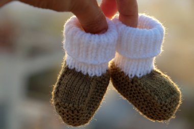 İplik gelen yeni doğan bebek patiği örgü, Ayakkabı sanayî için şirin el yapımı ürünlerin yakın çekim 