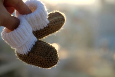 İplik gelen yeni doğan bebek patiği örgü, Ayakkabı sanayî için şirin el yapımı ürünlerin yakın çekim 