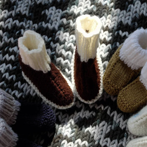 Chaussons Bébé Tricot Pour Nouveau Partir Fil Sur Couverture Laine — Photo