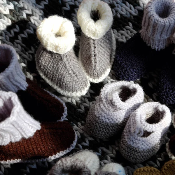 ニット ウールの毛布の糸から新生児のベビー用靴 履物用のかわいい手作り — ストック写真