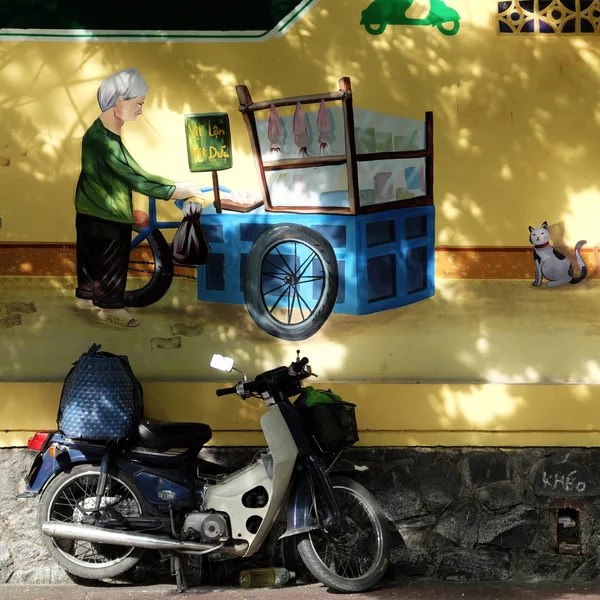 ホーチミン市 ベトナム 2018 猫について壁に絵画 女性とプッシュ カート サイゴン 舗装のバイク ベトナム生活 ベトナムで落書き芸術家ショー — ストック写真