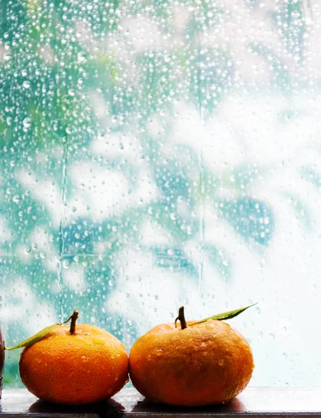 Dos Frutas Naranjas Sobre Fondo Lluvia Color Contraste Entre Naranja — Foto de Stock