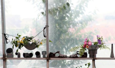 Boş zaman aktiviteleri ile atık su boru beyaz arka plan üzerinde dekorasyon ev, renkli papatya çiçek vazo yapmak için geri dönüşüm