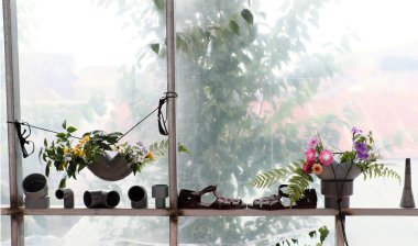 Boş zaman aktiviteleri ile atık su boru beyaz arka plan üzerinde dekorasyon ev, renkli papatya çiçek vazo yapmak için geri dönüşüm