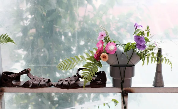 休闲活动用废料回收 使花瓶装饰家居 彩色雏菊在水管上白色背景 — 图库照片