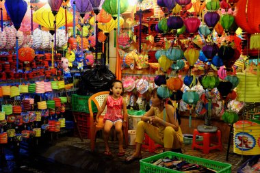Ho Chi Minh City, Vietnam - 8 Eylül 2018: anne ve kızı renkli fenerler köşk önü fener sokak, ilçe 5, Saigon, Vietnam oturmak