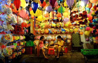 Ho Chi Minh City, Vietnam - 8 Eylül 2018: anne ve kızı renkli fenerler köşk önü fener sokak, ilçe 5, Saigon, Vietnam oturmak