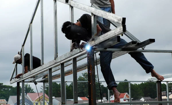 Asian Man Welder Climb Steel Frame Welding Build Steel House — Stock Photo, Image