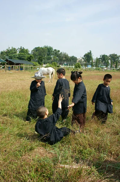 ホーチミン市 ベトナム 2014 グループのベトナム伝統的な黒の子供ドレス 草地の上に立つし 野外活動を一緒にプレイを作る ベトナムの子供のための健康的なライフ スタイル — ストック写真