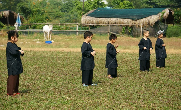 ホーチミン市 ベトナム 2014 グループのベトナム伝統的な黒の子供ドレス 草地の上に立つし 野外活動を一緒にプレイを作る ベトナムの子供のための健康的なライフ スタイル — ストック写真