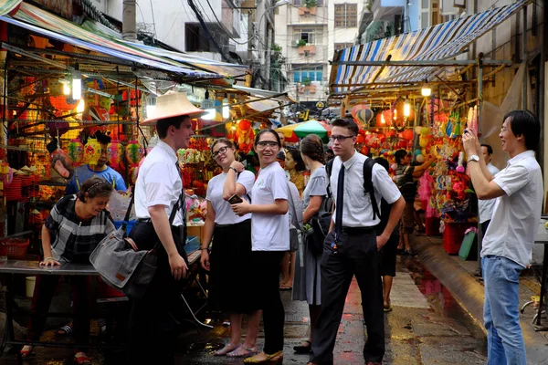 Chi Minh City Vietnam Sept 2018 Grupo Estudantes Caucasianos Desfrutar — Fotografia de Stock