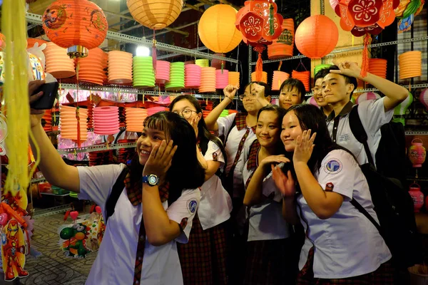 ホーチミン市 ベトナム 2018 ベトナムの生徒のグループお楽しみください友人と Selfie 屋外ランタン通り ベトナムでのスマート フォンで — ストック写真