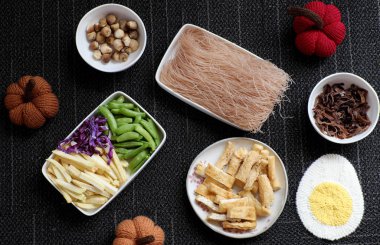 Gıda maddeleri üstten görünüm, Vietnamca vejetaryen yemek için vegans, sebze ile kızarmış kuru pirinç şehriye için bir yemek yapabilirsiniz makarna, sebze, mantar, tofu evde kahvaltı için hızlı