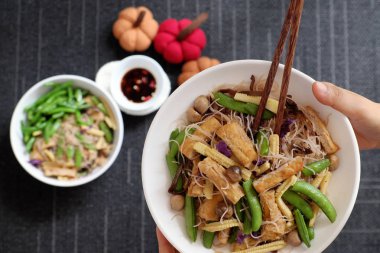 Üstten görünüm, Vietnamca vejetaryen yemek için vegans, sebze ile kızarmış kuru pirinç şehriye bir yemek yapabilirsiniz makarna, sebze, mantar, tofu evde kahvaltı için hızlı