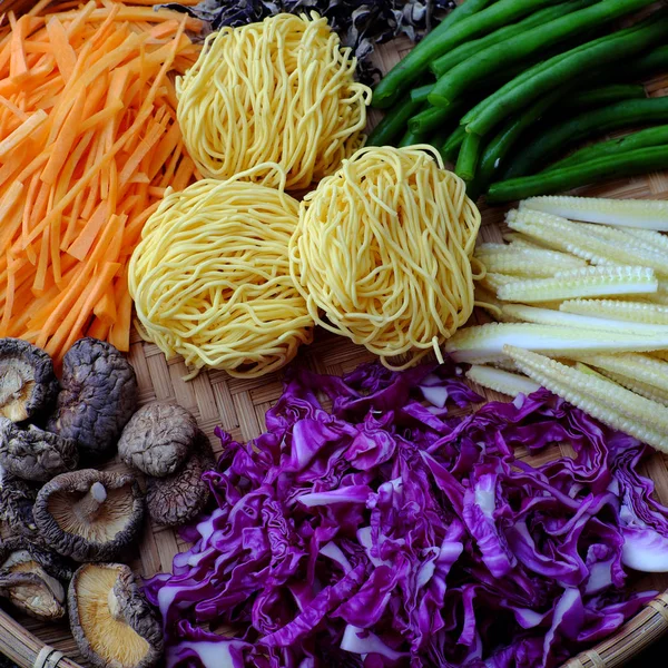 上面ビュー ビーガン カラフルな野菜 春雨とキノコ 自宅の朝食のためにクイックのベトナムのベジタリアン料理からフライ麺野菜用原料 — ストック写真