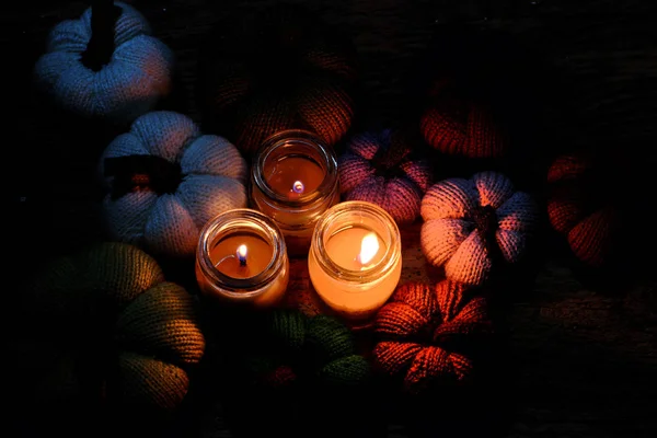 Krásná Pletená Dýně Příze Třemi Svíčkami Noci Světlo Svíčky Aby — Stock fotografie