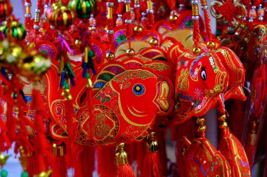 Ho Chi Minh City, Viet Nam - 25 Ocak 2019: canlı kırmızı süsler Tet için China town, Cho Lon, bir pazar yeri dekor ay yeni yıl için Vietnam üzerinde dekorasyon dükkanında kapat