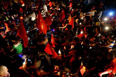 Ho Chi Minh City, Vietnam - 15 Aralık 2018: kalabalık Vietnam gece, genç insanlara sokak trafik sıkışıklığı, motosiklet yavaş hareketli bir büyük kenti, yüksek görünümden inanılmaz trafik sıkışmış motosiklet binmek 