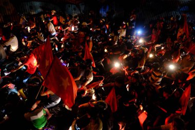 Ho Chi Minh City, Vietnam - 15 Aralık 2018: kalabalık Vietnam gece, genç insanlara sokak trafik sıkışıklığı içinde sıkışmış motosiklet büyük kenti, yüksek görünümden inanılmaz trafik yavaş hareketli motosiklet binmek 