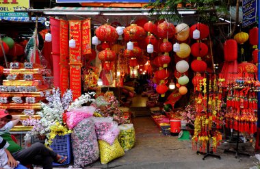 Ho Chi Minh City, Vietnam - 25 Ocak 2019: cephe dekorasyon mağazası China town, Cho Lon, bir pazar yeri dekor ay yeni yıl için Vietnam üzerinde canlı kırmızı süsler Asya Tet kutlamalar için göster: