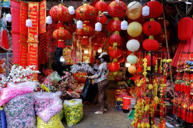 Ho Chi Minh City, Vietnam - 25 Ocak 2019: cephe dekorasyon mağazası China town, Cho Lon, bir pazar yeri dekor ay yeni yıl için Vietnam üzerinde canlı kırmızı süsler Asya Tet kutlamalar için göster: