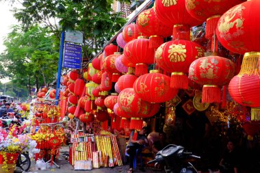 Ho Chi Minh City, Vietnam - 25 Ocak 2019: cephe dekorasyon mağazası China town, Cho Lon, bir pazar yeri dekor ay yeni yıl için Vietnam üzerinde canlı kırmızı süsler Asya Tet kutlamalar için göster:
