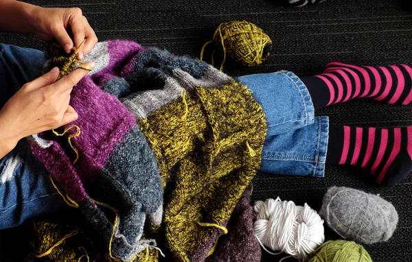 Asian Woman Sit Floor Home Knit Woolen Blanket Warm Wintertime — Stock Photo, Image