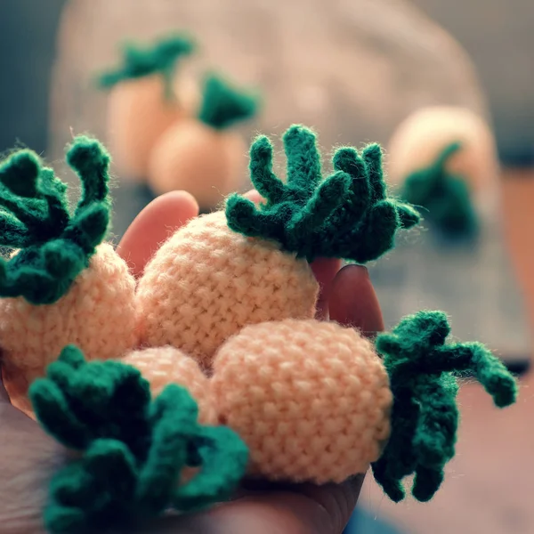 Handgjord Produkt Från Sticka Grå Trä Bakgrund Grupp Ananas Frukt — Stockfoto