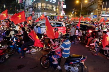 Ho Chi Minh City, Vietnam - 23 Ocak 2018: Afc U23 Şampiyonası, futbol destekçisi gece fırtına ile Katar'da genç futbol taraftarları motosiklet kutlamak için kırmızı Vietnam bayrağı ile yolda aşağı kazanmak