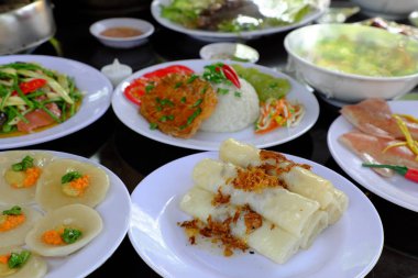 Parti gıda çeşitli tablo, Vietnamca gıda modeli taklit Vietnam mutfağı yapmak plastik, renkli makarna, sebze, çorba, popüler gıda tarafından gelen grup roll yüksek görünümü