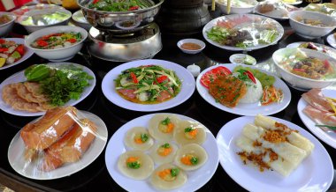 Parti gıda çeşitli tablo, Vietnamca gıda modeli taklit Vietnam mutfağı yapmak plastik, renkli makarna, sebze, çorba, popüler gıda tarafından gelen grup roll yüksek görünümü