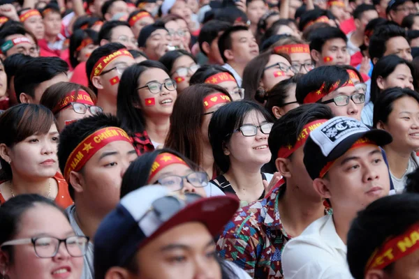 Minovo Město Vietnam Jan 2018 Skupina Vietnamských Fotbalové Fanoušky Sedět — Stock fotografie