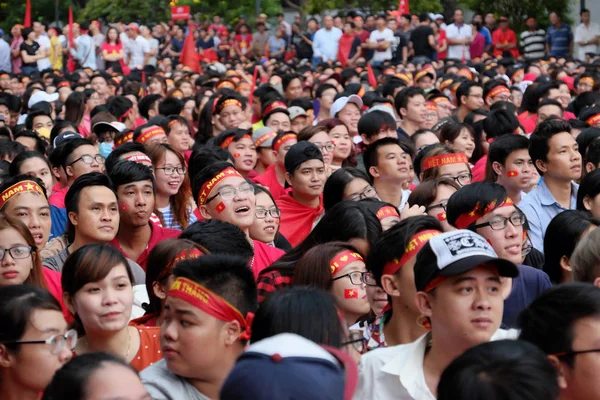 Minovo Město Vietnam Jan 2018 Skupina Vietnamských Fotbalové Fanoušky Sedět — Stock fotografie