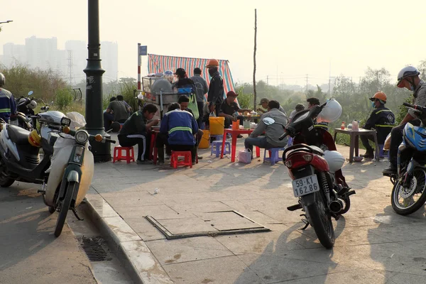 호치민시 베트남 2018 베트남 노동자 플라스틱 테이블에 사람들이 앉아의 그룹에 — 스톡 사진