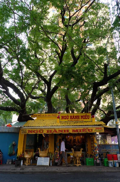 Altında küçük tapınak gölgelik eski Vietnam Caddesi'nde ağaçta — Stok fotoğraf