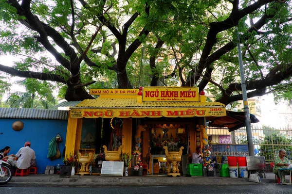 Pequeño templo bajo dosel de árbol viejo en la calle en Vietnam —  Fotos de Stock
