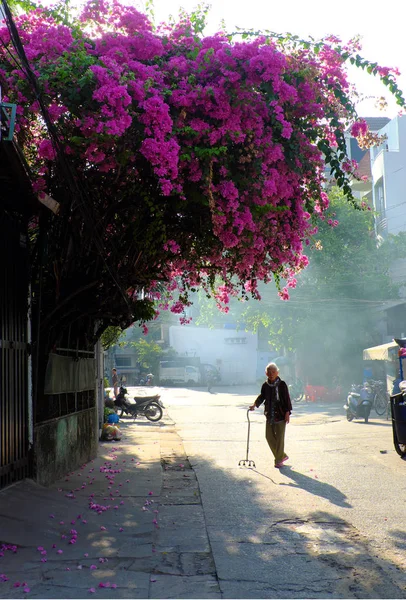 Elderly woman with walking stick cross the road alone — Stock Photo, Image