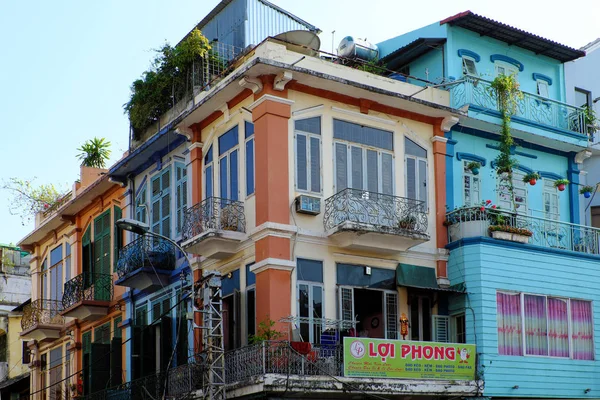 Colorato vecchia casa al bivio, casa a schiera nella città della porcellana, Ho chi — Foto Stock