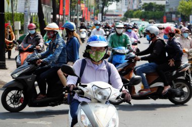Güneş korumalı Vietnamlı kadın, yüksek sıcaklık altında 