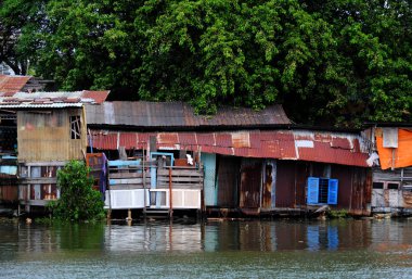 altında oluklu metal levha dan nehir kenarı eski downgrade ev 