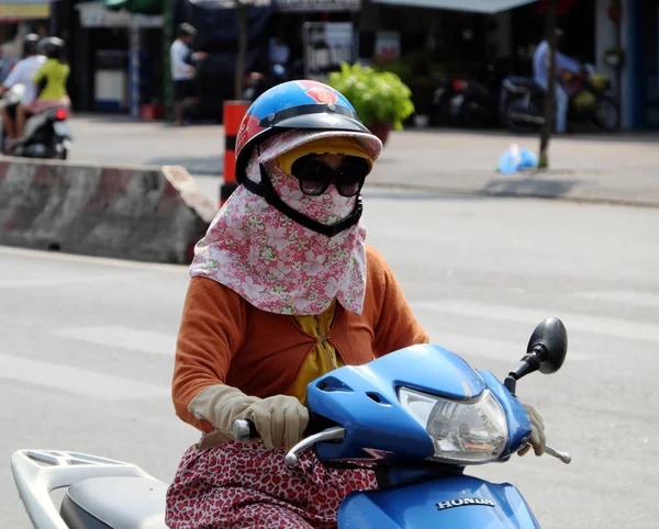 Mulher andar de bicicleta sob alta temperatura, tempo extremo, Viet — Fotografia de Stock